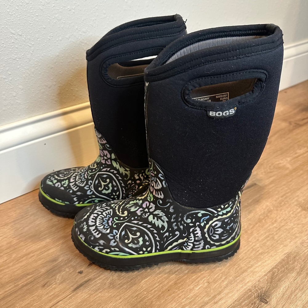 Bogs Classic Tuscany Rain Boots Kids Size 2 Black Paisley Floral Waterproof Snow
